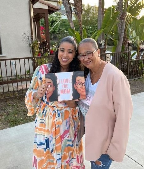 Mom and daughter with a personalized gift for Mother's day.